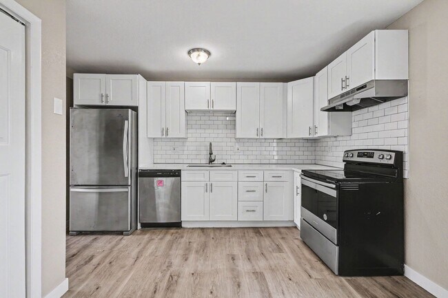 Building Photo - FOR RENT! Beautifully Remodeled 2 Bed/1 Bath Unit – Don’t Miss Out!