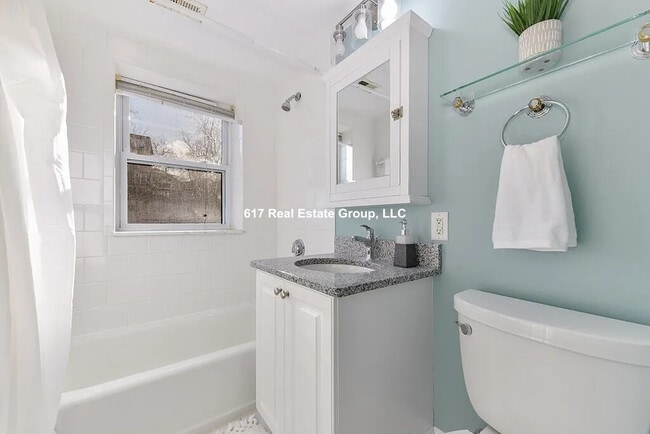 Building Photo - 168 Newton St