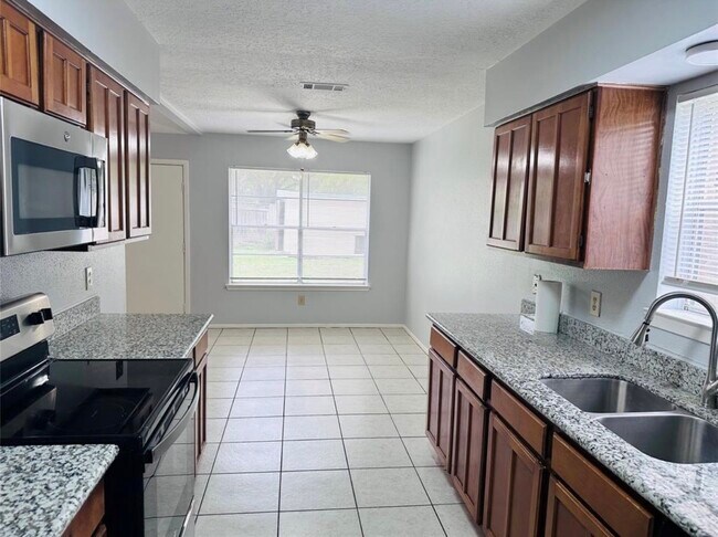 Building Photo - 7015 Sharpsburg Dr