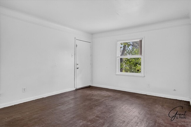 Building Photo - $1250 2 bedroom