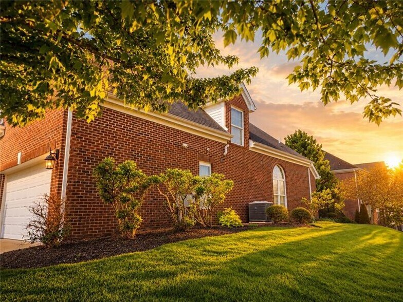 Building Photo - 819 Strasburg Dr