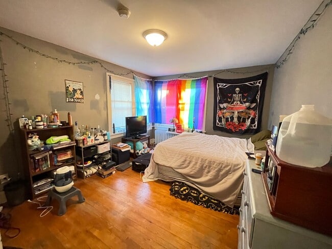 Building Photo - AVAILABLE JUNE - Spacious 6 Bed 1.5 Bath Home near Campus