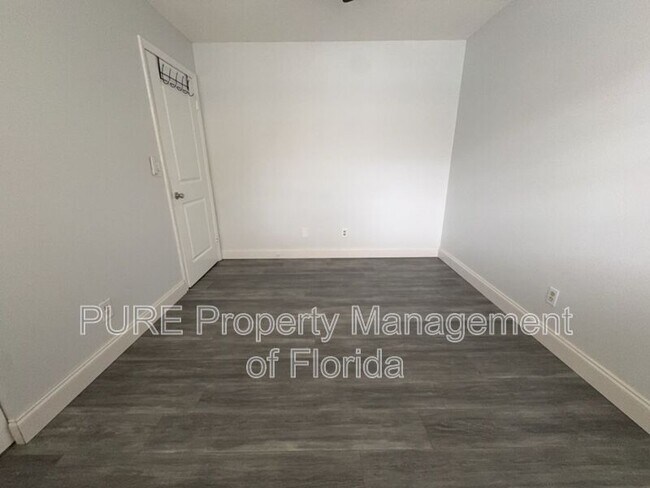 Building Photo - 454 Fairways Cir