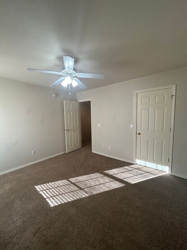 Building Photo - 3005 SW Amberwood Ave