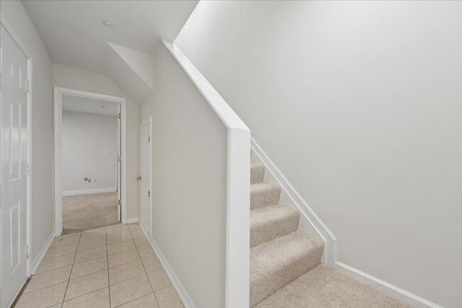 Building Photo - Garage Townhouse For Lease