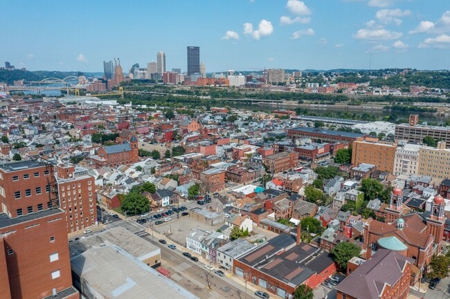 Building Photo - MOVE IN SPECIAL! SCORE HALF OFF 1ST MONTH'...
