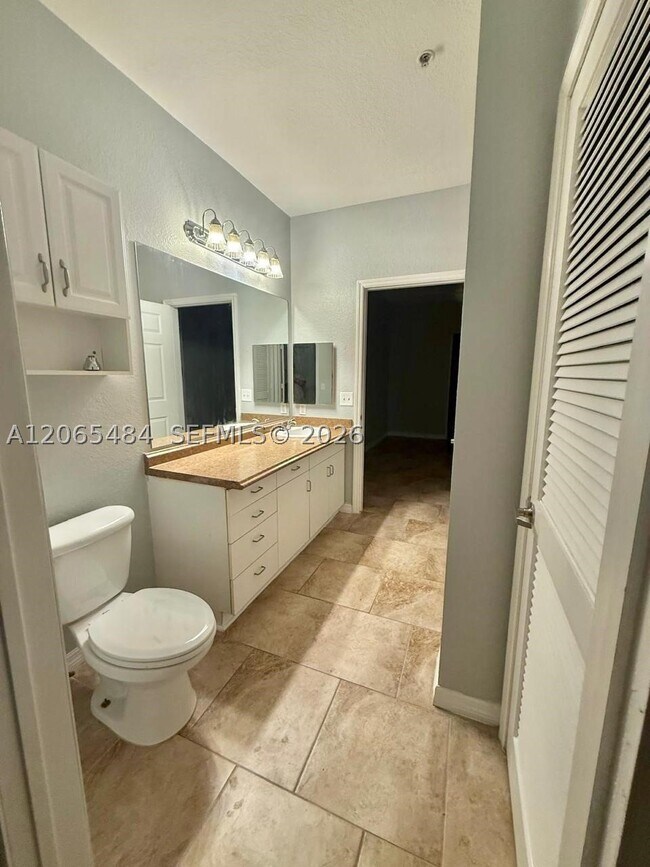 Building Photo - 860 Orange 258