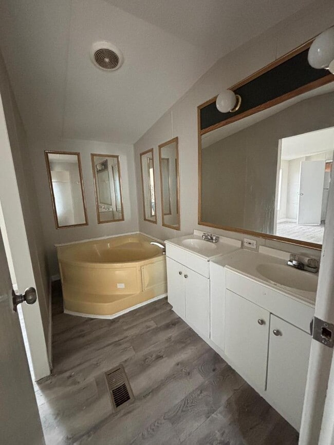 Building Photo - 307 Marcus crt