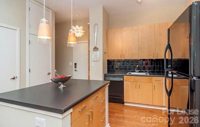 Building Photo - 2125 Southend Dr