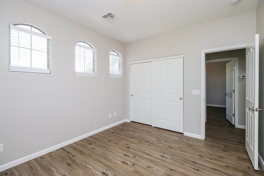 Building Photo - 4091 E Carriage Way