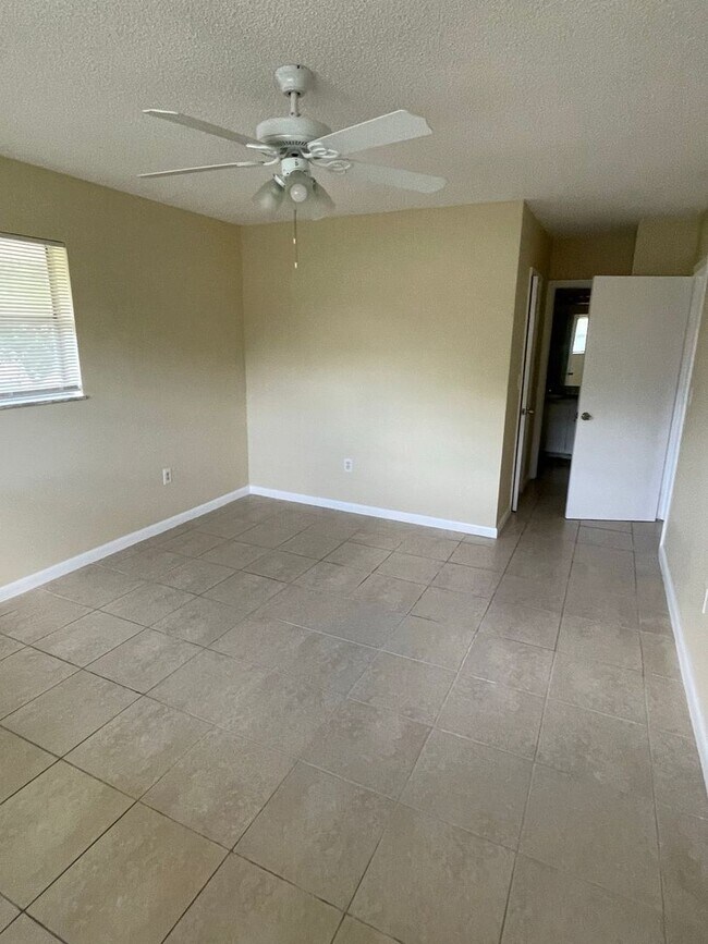 Building Photo - Beautifully maintained 2-bed and 1.5-bath ...
