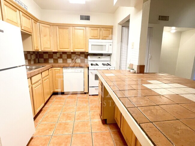Building Photo - 3750 N Country Club Rd