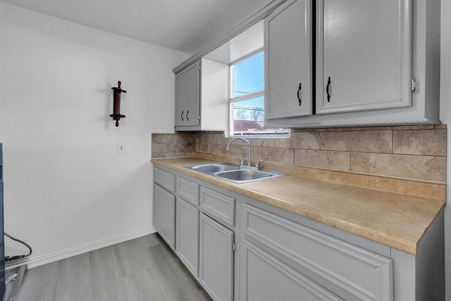 Building Photo - 214 N Hagerman St