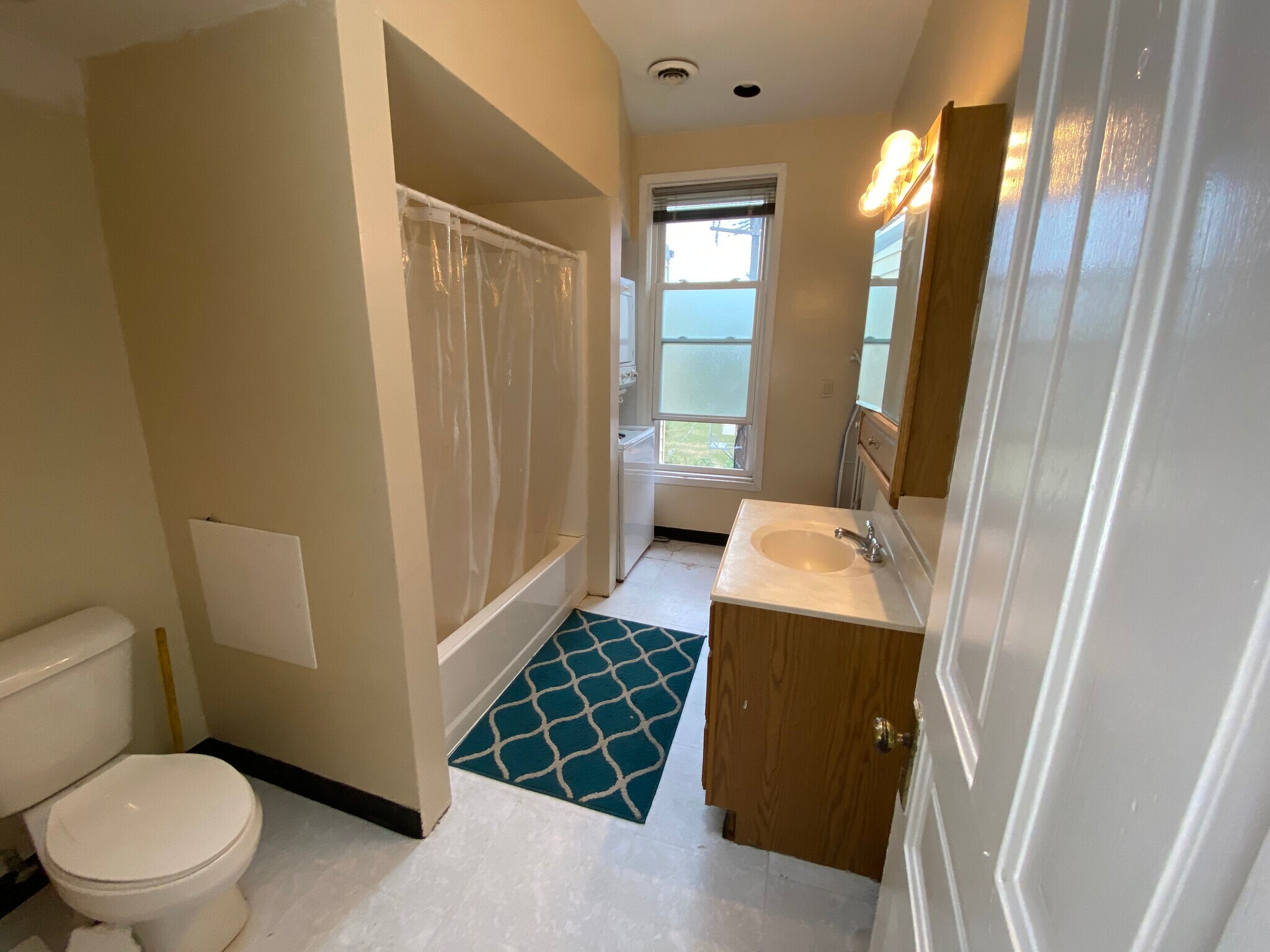 FL2 - Bathroom - 915 S Loomis St