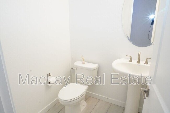 Building Photo - 40562 W Michaels Dr