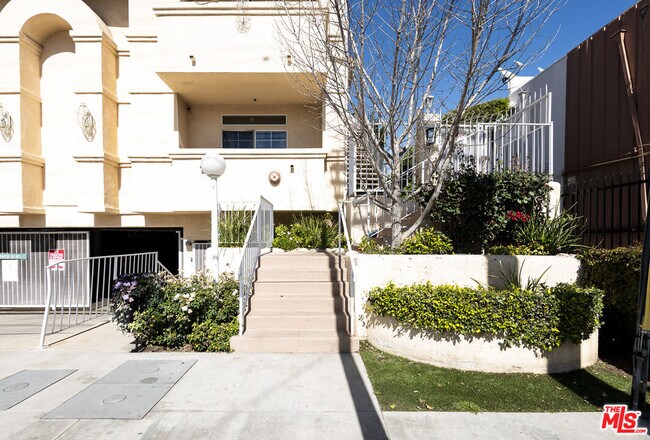 Building Photo - 13801 Oxnard St