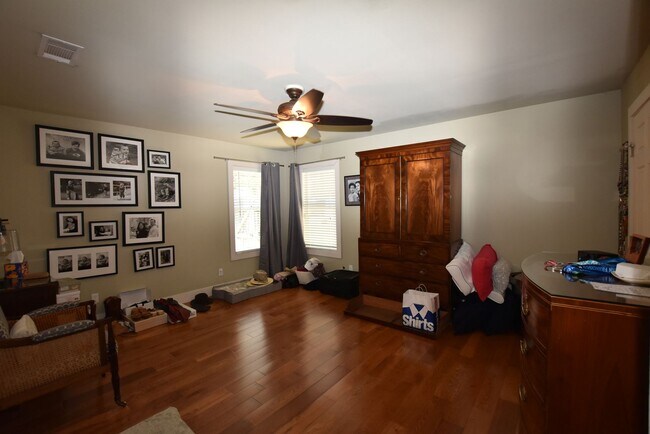 Building Photo - Charming Highland Village Home with Guest ...