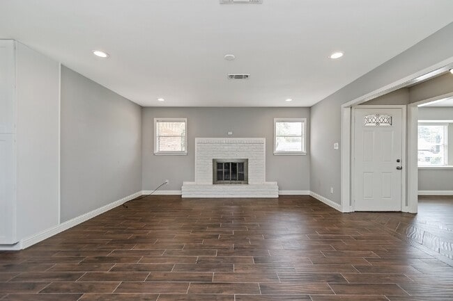 Building Photo - 1719 Longhorn Dr