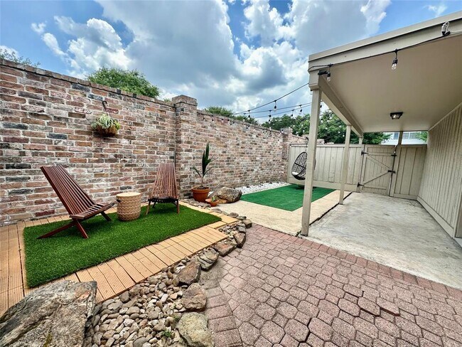 Building Photo - 6350 Chevy Chase Dr