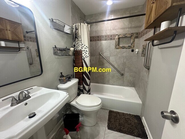 Building Photo - 3 Bed House for rent in NLR
