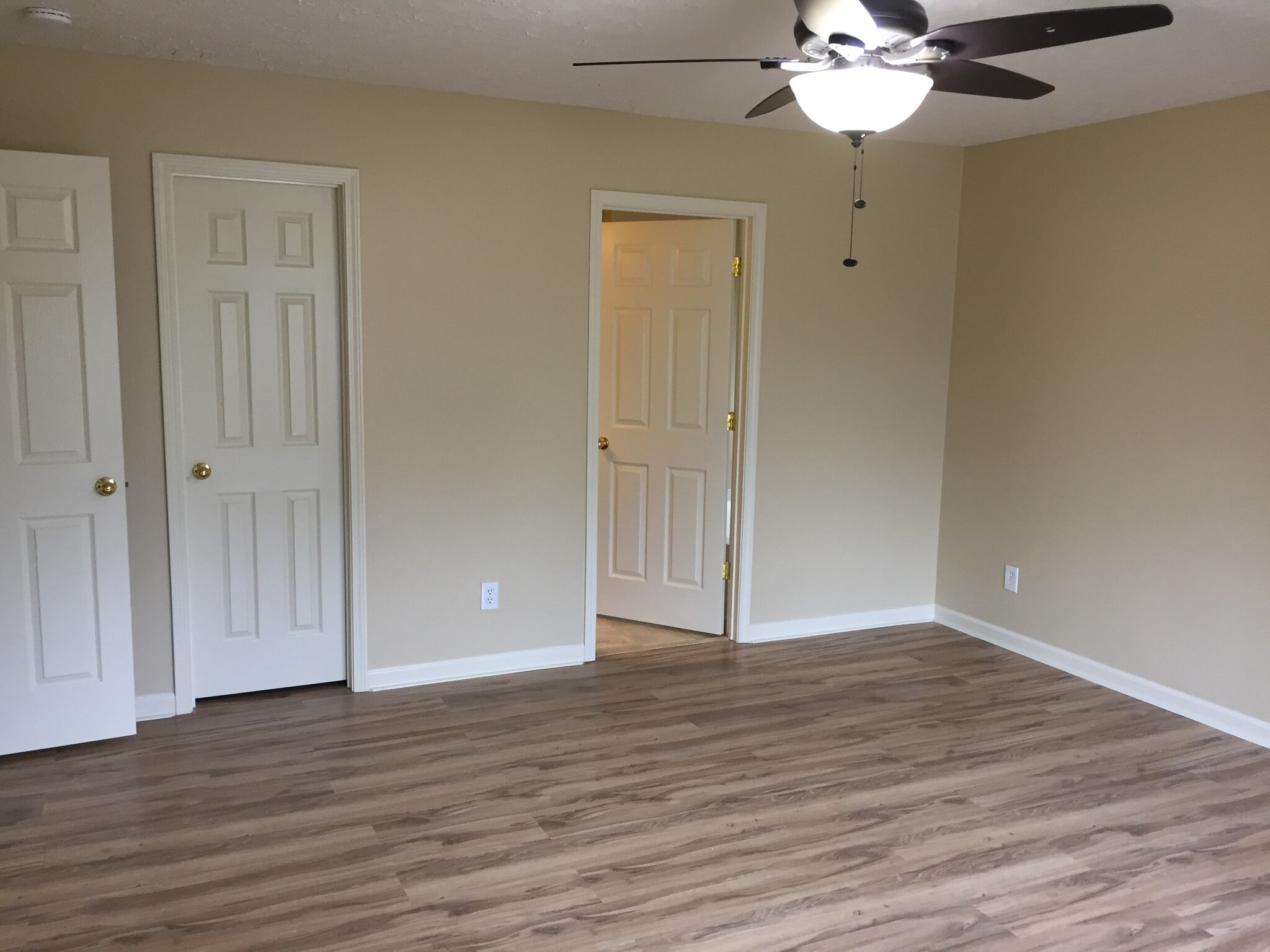 Master bedroom - 5448 Middlebury Dr
