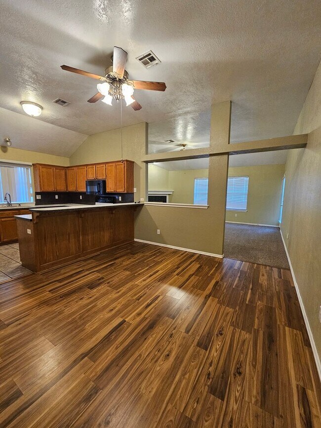 Building Photo - (3) Bed/(2) Bath in West Norman! Avail NOW!