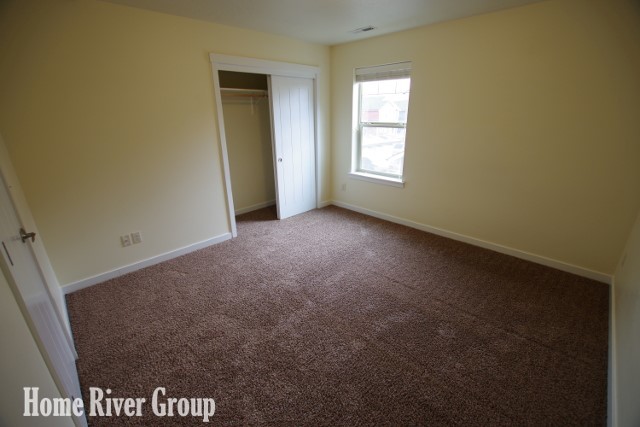 Building Photo - Beautiful 3 bed Townhome! Move In Ready!
