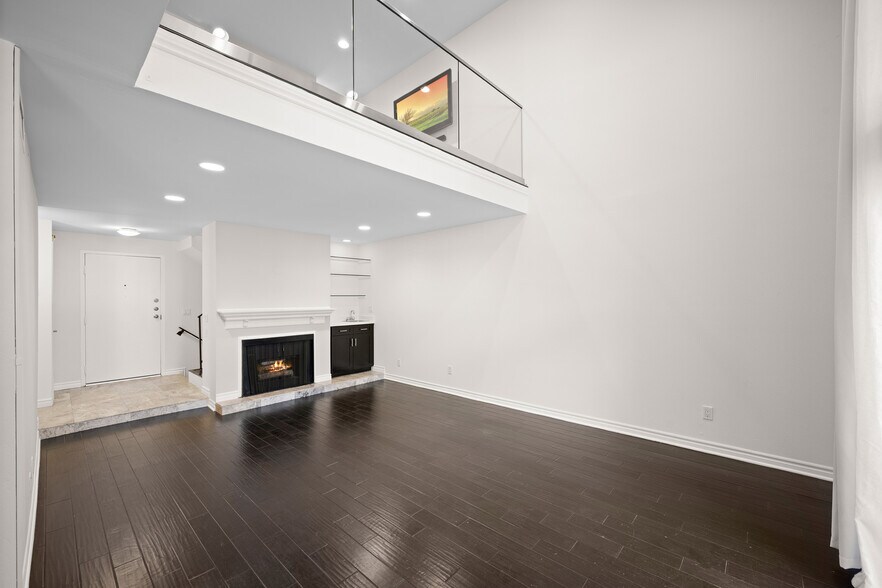 Building Photo - 323 N Jackson St