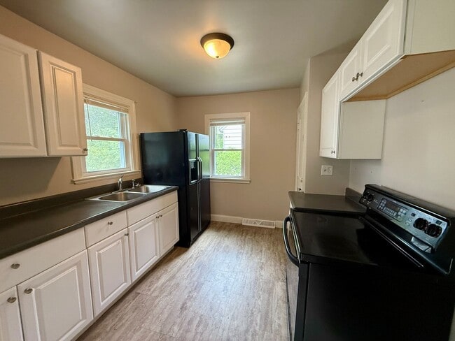 Building Photo - Lower 2 bedroom near Downtown Beloit