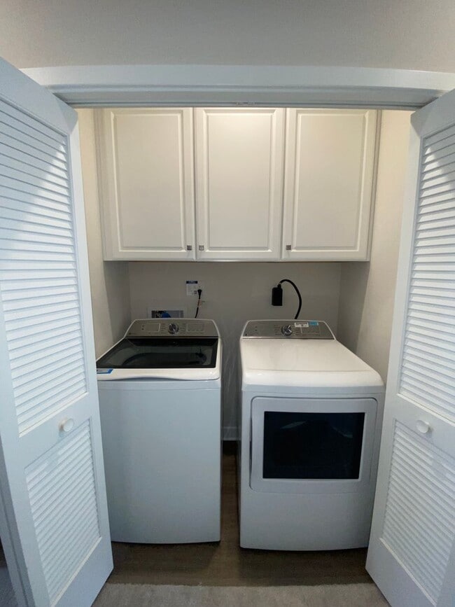 Building Photo - Edge at Azalea