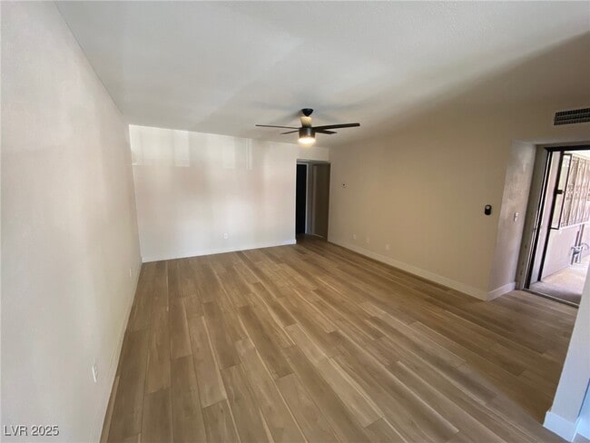Building Photo - 1405 E Vegas Valley Dr