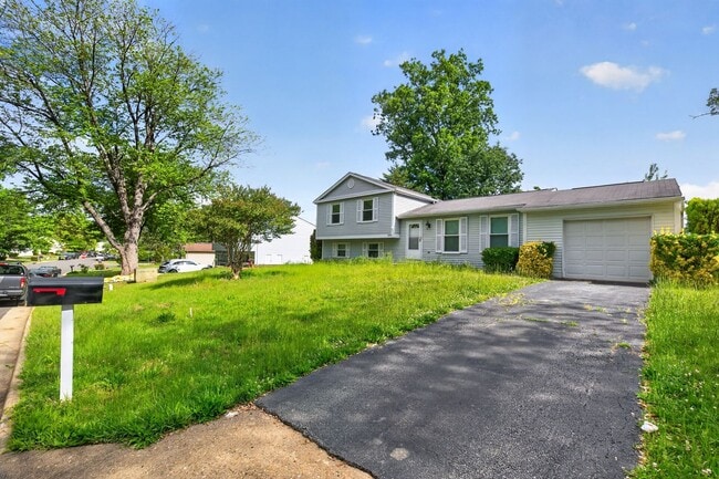 Building Photo - Bright and spacious 4Bd/2.5Bth haven located in a peaceful cul-de-sac!