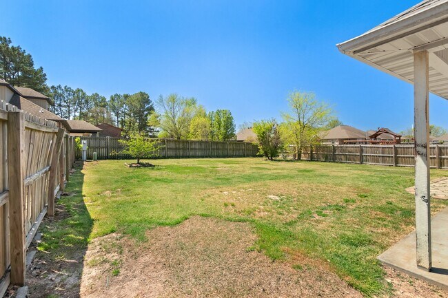 Building Photo - Come home to this gorgeous, light-filled home with an enormous and beautiful backyard!