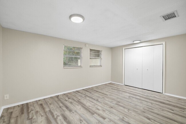 Building Photo - Beautiful 3bdrm/2bath home with attached garage and large yard $1,595.00 ** Ready Now** MOVE IN B...