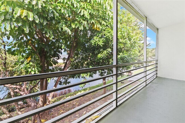 Building Photo - 20310 NE 2nd Ave