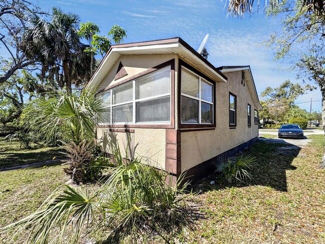 Building Photo - Charming 2-Bedroom Home in St. Petersburg'...