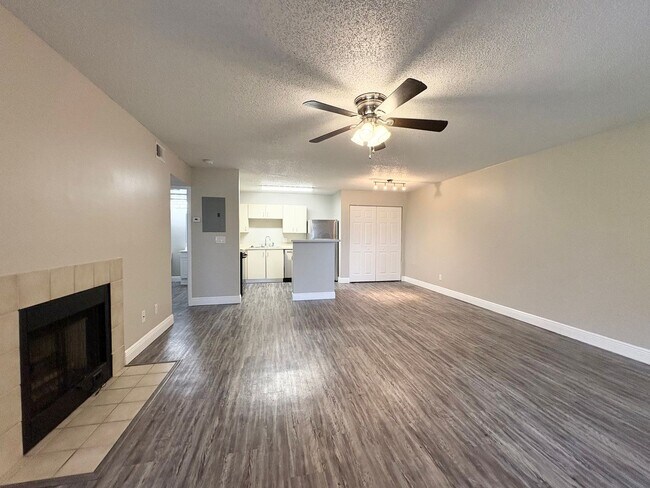 Building Photo - 2/1 Condo in Gated Lakefront Altamonte Com...