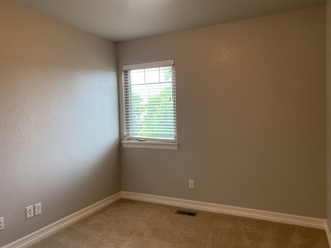 Building Photo - Start a Lease by 2/28/25 and pay $2,800 fo...