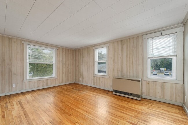 Building Photo - 86 Main St