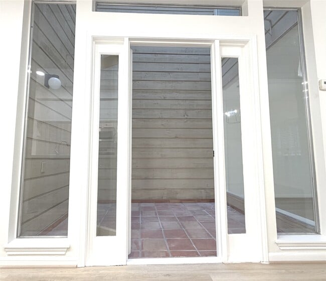 Building Photo - 1025 Fountain View Dr