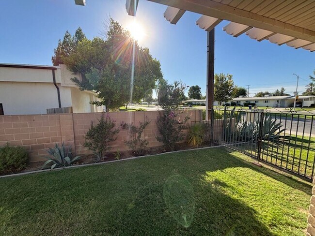 Building Photo - Very Clean Condo in Kern City!  2 Bedrooms...