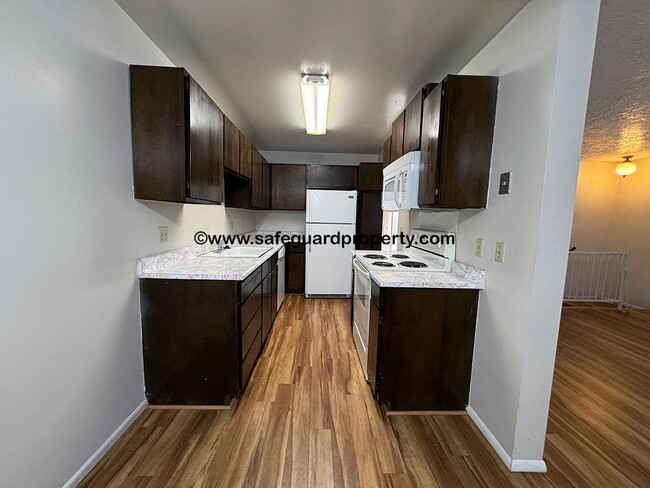 Building Photo - Spacious Holladay 3 Bedroom Duplex with 2-...