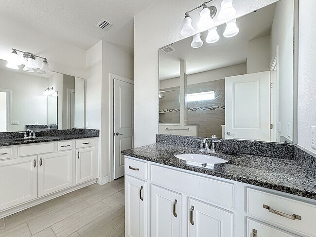 Building Photo - Executive Home with 5 bedrooms / four 1/2 ...