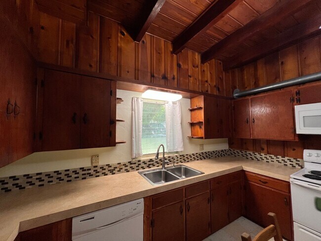 Building Photo - Spacious 2/1 in Fort Pierce