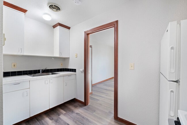 Building Photo - 403 1/2 Garfield St S-19