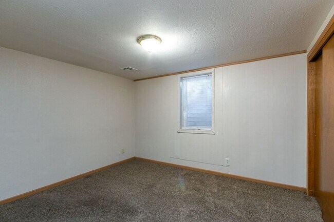 Building Photo - #6 Bedroom House with Awesome Yard Plus Ga...