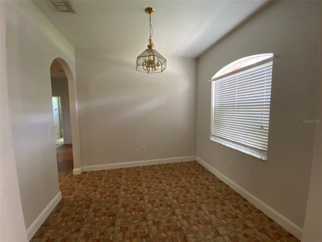 Building Photo - 1004 Pine Tree Dr
