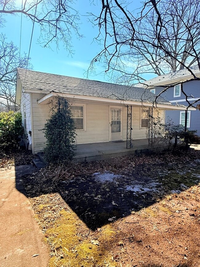 Building Photo - ADORABLE cottage close to everything!