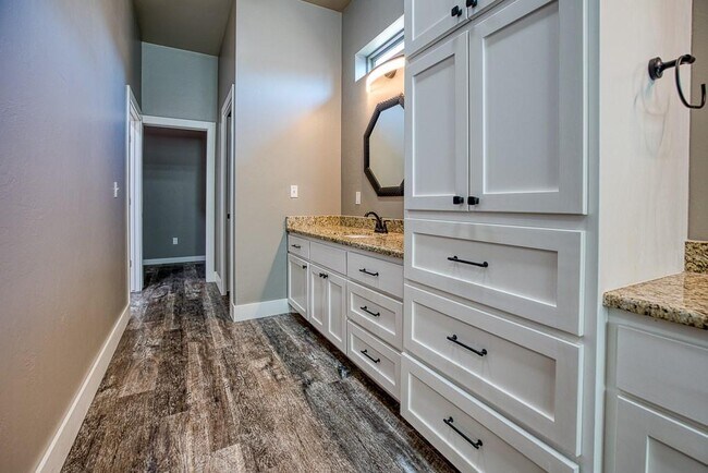 Building Photo - 807 Venice Ct