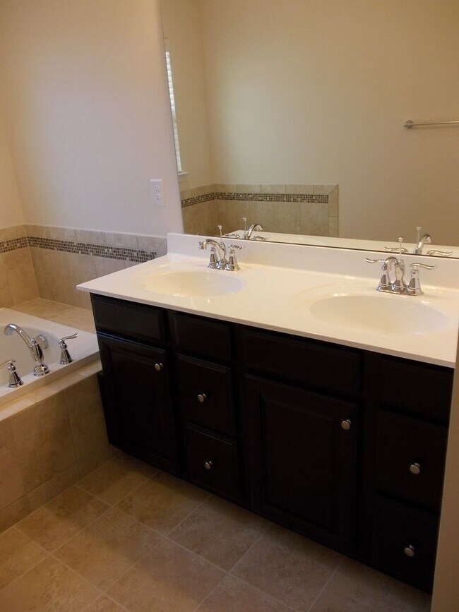 Building Photo - Convenient 3 Bed, 2.5 Bath Townhome near U...